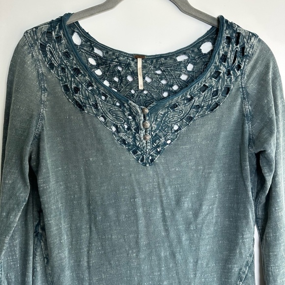 Free People As Seen On Vampire Diaries Luna Top Blue Size Small Eyelet Boho - Picture 10 of 11